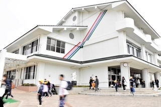 新しい泉小学校の校舎には、閉校する４校のスクールカラーが施された