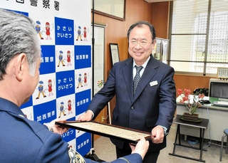 高齢男性を保護したとして感謝状を受け取った藤井渡さん＝加西署