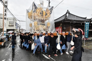 小雨が降る中、地区内を巡行した栗田区の化粧屋台＝加西市北条町栗田