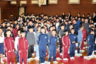 新しく開校した泉小学校の始業式で、校歌を歌ったり聞いたりする児童ら＝加西市殿原町