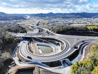 ドローンで撮影された小野ランプ。中央を左右に通るのが国道１７５号で左が明石方面、右が西脇方面。東播磨道が上へ延び、奥が加古川中央ジャンクション方面（県東播磨南北道路対策室提供）