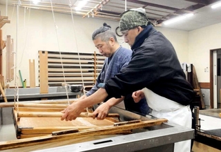 指導を受けながら杉原紙を手すきする書家ごとうみのるさん（奥）＝杉原紙研究所（提供）