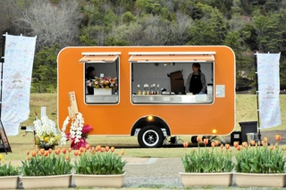 県立フラワーセンター内で再開された飲食物の提供。キッチンカーでは地元産の米などが提供される＝加西市豊倉町