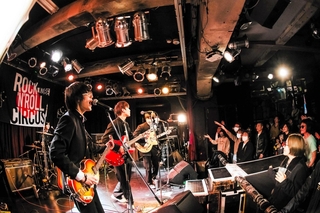 「神戸ＶＡＲＩＴ．」で演奏するＴＨＥ　ＦＡＴＳ＝１月１１日、神戸市中央区下山手通２（提供）