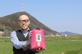 イセヒカリを全国に知ってもらい、地元の農業を盛り上げたいとＣＦを行う大富高幸さん＝加東市多井田