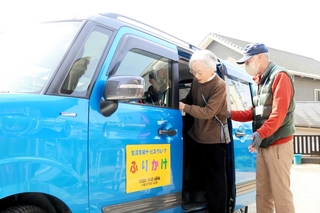 有償ボランティア団体「ふりかけ」代表の松本邦夫さん（右）と通院などで支援を受ける女性＝加東市下滝野