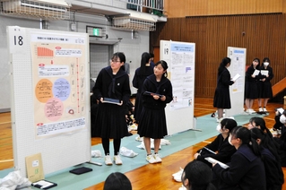 探究活動の成果を発表する小野高校生＝同校