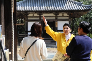 朝光寺で観光案内をするボランティアの前田昭美さん＝加東市畑