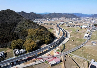 整備が進む西脇北バイパス（中央）。右が既存の国道１７５号＝西脇市内（提供）