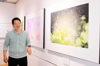 プロとして初の個展を大阪・梅田で開いた写真作家の玉田尚之さん＝大阪市北区