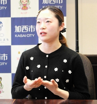 新しい泉小の校歌を作詞、作曲した高濵莉乃さん＝加西市役所（撮影・金井恒幸）