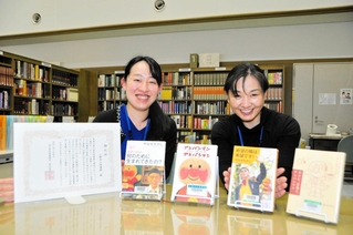 ばいきんまんについての質問に答えた八木由美子さん（右）と布施あかりさん＝小野市立図書館