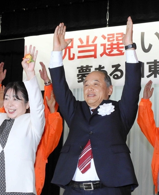当選が確実となり、万歳して喜ぶ岩根正氏＝加東市河高（撮影・大山伸一郎）