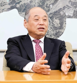 再選から一夜明け、抱負を語る岩根正氏＝加東市役所