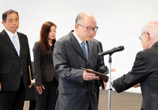 市議選の当選証書を受け取る田中幸典氏（中央）＝加東市役所