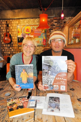 神河町の古民家で月に１度の雑貨屋「ゴホウビヤ」を始める東郷武久さん（右）と広瀬浩美さん＝小野市市場町