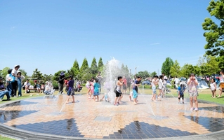 噴水で水遊びを楽しむ子どもたち＝ひまわりの丘公園（小野市提供）