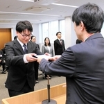 片山象三市長から辞令を受け取る新入職員＝西脇市役所