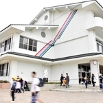 新しい泉小学校の校舎には、閉校する４校のスクールカラーが施された