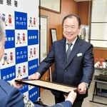 高齢男性を保護したとして感謝状を受け取った藤井渡さん＝加西署