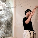 水の音が鳴り響く展示室に糸を無尽に張り巡らせるアユミ・アダチさん＝加東市上三草