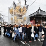 小雨が降る中、地区内を巡行した栗田区の化粧屋台＝加西市北条町栗田