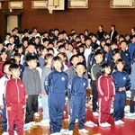 新しく開校した泉小学校の始業式で、校歌を歌ったり聞いたりする児童ら＝加西市殿原町