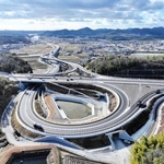 ドローンで撮影された小野ランプ。中央を左右に通るのが国道１７５号で左が明石方面、右が西脇方面。東播磨道が上へ延び、奥が加古川中央ジャンクション方面（県東播磨南北道路対策室提供）