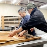 指導を受けながら杉原紙を手すきする書家ごとうみのるさん（奥）＝杉原紙研究所（提供）