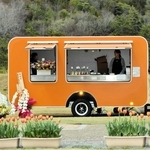 県立フラワーセンター内で再開された飲食物の提供。キッチンカーでは地元産の米などが提供される＝加西市豊倉町