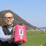 イセヒカリを全国に知ってもらい、地元の農業を盛り上げたいとＣＦを行う大富高幸さん＝加東市多井田