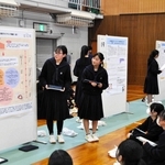 探究活動の成果を発表する小野高校生＝同校