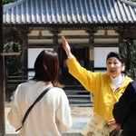 朝光寺で観光案内をするボランティアの前田昭美さん＝加東市畑