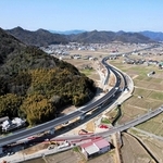 整備が進む西脇北バイパス（中央）。右が既存の国道１７５号＝西脇市内（提供）