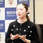 新しい泉小の校歌を作詞、作曲した高濵莉乃さん＝加西市役所（撮影・金井恒幸）