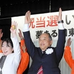 当選が確実となり、万歳して喜ぶ岩根正氏＝加東市河高（撮影・大山伸一郎）