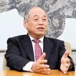 再選から一夜明け、抱負を語る岩根正氏＝加東市役所