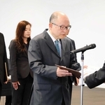 市議選の当選証書を受け取る田中幸典氏（中央）＝加東市役所