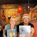 神河町の古民家で月に１度の雑貨屋「ゴホウビヤ」を始める東郷武久さん（右）と広瀬浩美さん＝小野市市場町