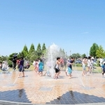 噴水で水遊びを楽しむ子どもたち＝ひまわりの丘公園（小野市提供）