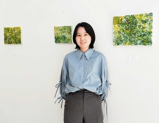 会場を訪れた森山菊野さん＝岡之山美術館（提供）