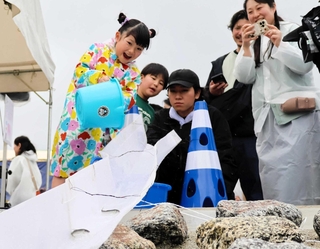 放流した稚アユを笑顔で見送る子どもたち＝加東市上滝野