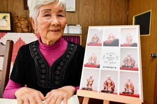 アマチュア落語家を引退した渡辺節子さん。３月の発表会の写真を誕生祝いとして受け取りほほ笑む＝加西市鶉野町