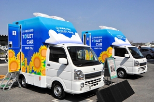 災害時に備え、小野市が購入したトイレカー＝小野市役所