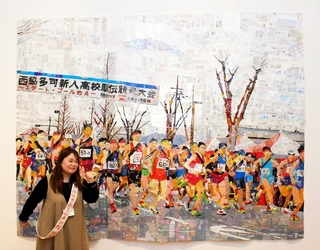 「駅伝スタート」の作品では、会場にあるたすきを着けて、写真撮影もできる＝岡之山美術館