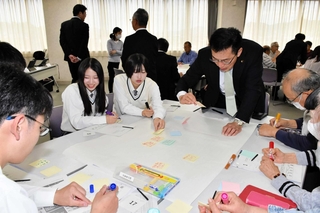 加西市議と意見交換する北条高校生ら＝加西市北条町古坂