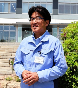 石川県珠洲市大谷町に加東市の特産であるこいのぼりを届けた長谷田克彦さん＝加東市社