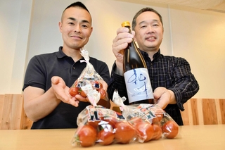加西市のふるさと納税の返礼品に加わった加西産トマトと日本酒をＰＲする小谷哲也さん（右）と久世継義さん＝加西市北条町北条