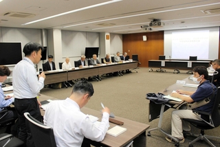 西脇中学校と西脇東中学校の統合準備委員会＝西脇市役所