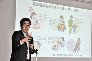 スマートフォンを使わずに親子遊びを勧める川島隆太教授＝おの幼稚園
